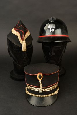 deux chapeaux et un porte-chapeaux posés sur une surface noire