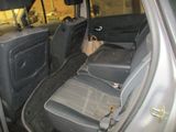 les sièges arrière d'une voiture sont vides dans le garage