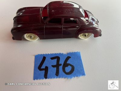 une petite voiture avec une étiquette de prix accrochée dessus
