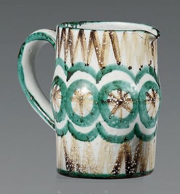 un pichet vert et blanc orné d'un motif