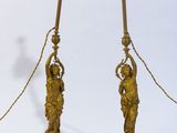 paire de lampes anciennes en laiton sur des socles en marbre, représentant une femme tenant une cloche