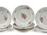 trois assiettes à motifs floraux sont empilées les unes sur les autres