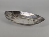 une assiette en argent antique avec un motif décoratif