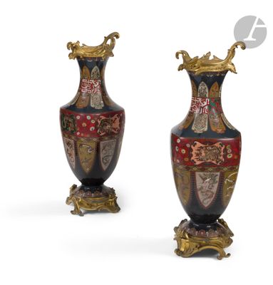 paire de vases anciens ornés de motifs décoratifs, posés sur des socles, sur un fond blanc