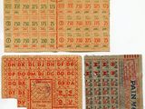 un lot de trois anciens billets de train posés sur une table
