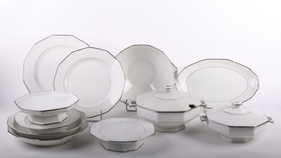 beaucoup d'assiettes et de bols blancs sur une table