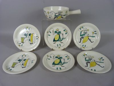 six assiettes et un bol sur lesquels figurent les portraits d'un homme et d'une femme