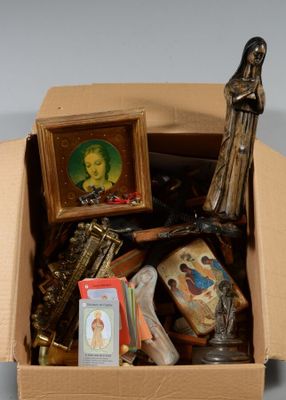 une boîte en carton contenant une statue représentant une femme et d'autres objets