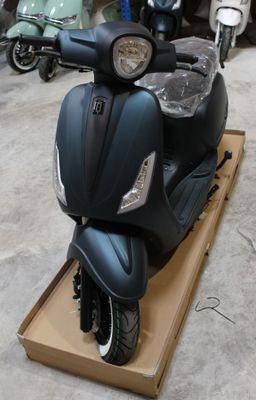 une trottinette posée sur un carton