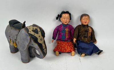 deux figurines représentant deux personnes assises l'une à côté de l'autre