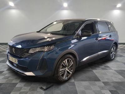 une voiture bleue garée sur le sol en damier d'un garage