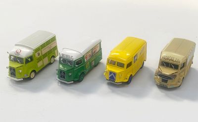 quatre petits bus alignés en rang sur une surface blanche