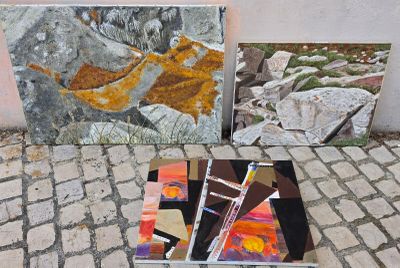 trois tableaux posés par terre les uns à côté des autres