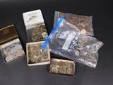 il y a de nombreux types de pièces différentes dans la boîte