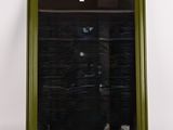 une photo du reflet d'un homme dans un miroir