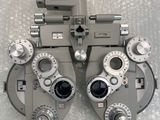une photo d'un kit d'examen ophtalmologique posé sur une table