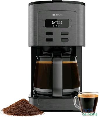 un gros plan sur une cafetière et une tasse de café
