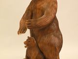 statue représentant un ours et son ourson sur un rocher