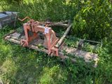 une petite machine posée dans l'herbe