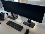 deux écrans d'ordinateur et un clavier sur un bureau
