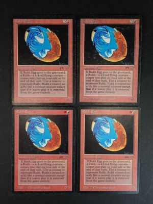 quatre cartes aux motifs différents posées sur une surface noire