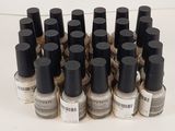 un lot de flacons de vernis à ongles posés sur une table