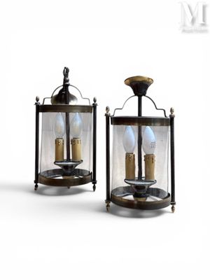 une paire de lanternes anciennes en laiton et en verre sur fond blanc