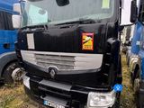 deux camions garés l'un à côté de l'autre dans un champ