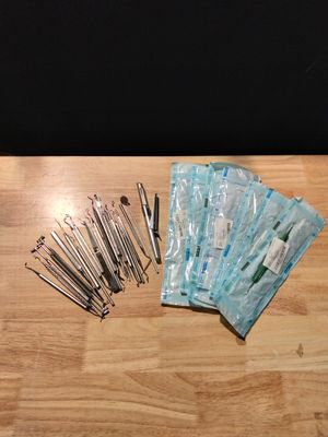 un tas de ciseaux et un tas d'aiguilles posés sur une table