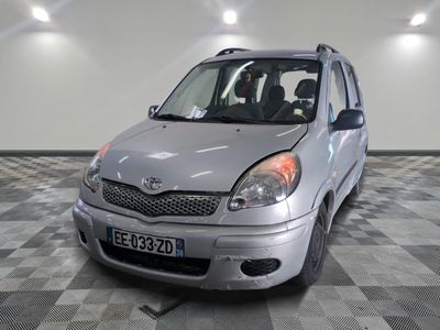 une voiture argentée garée sur un sol à carreaux