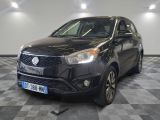 la photo d'une voiture noire garée dans un garage