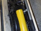 une boîte avec des outils à l'intérieur sur le sol