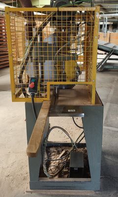 une machine placée au milieu d'une pièce