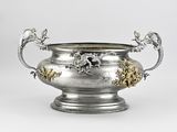 un vase en argent orné d'un motif d'oiseau