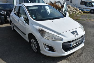 la photo d'une petite voiture blanche garée dans un parking