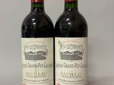deux bouteilles de vin rouge posées l'une à côté de l'autre sur une table