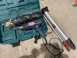 une boîte à outils contenant une perceuse et un marteau