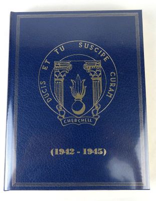 un gros plan d'un livre bleu orné d'un sceau doré