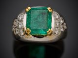 une bague en émeraude et diamant