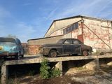 deux vieilles voitures garées sur un pont en bois