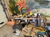 un grand tableau représentant une fleur accroché au mur du garage