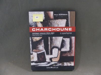 un livre posé sur une table