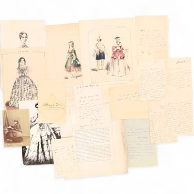 une image représentant une pile de vieux papiers sur lesquels figurent des photos