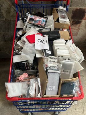 un caddie rempli d'appareils électroniques et d'autres articles
