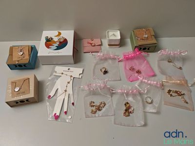 un grand nombre d'éléments sur la table