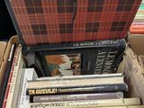 une boîte remplie de livres posée sur une table
