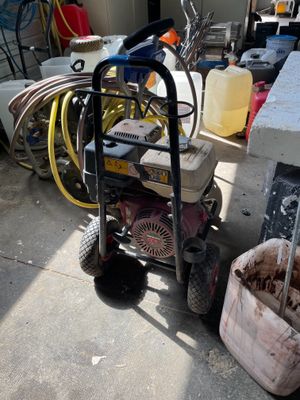 un petit chariot posé à côté d'un tas d'ordures