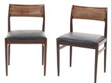 une paire de chaises dont les assises sont recouvertes de cuir noir