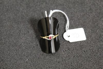 une bague posée sur une souris d'ordinateur, avec une étiquette de prix dessus