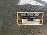 une étiquette apposée sur le côté d'une machine sur laquelle on peut lire « same deutzzerfahr »